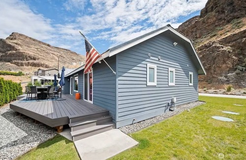Sunland Estates House | River Rock Retreat