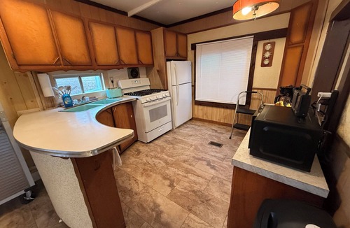 Niota Cabin | River’s Edge Retro: Cozy Slumber, Grand Views