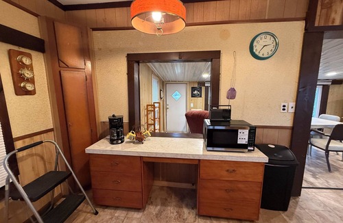 Niota Cabin | River’s Edge Retro: Cozy Slumber, Grand Views