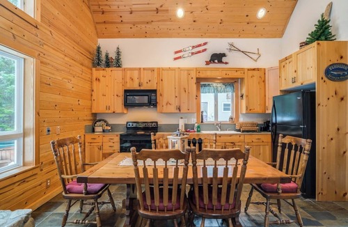 Ardenvoir House | River views, Sleeps 6, with hot tub & fireplace & game room.