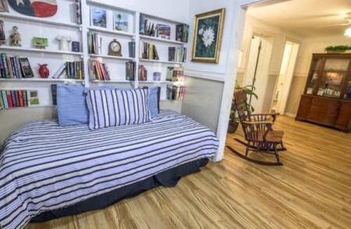 Karnack House | Riverfront Cottage with Fire Pit and Cozy Interior Perfect for Groups in Texas