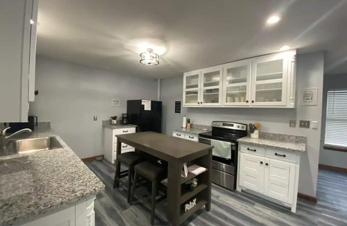 Dennis House | Riverfront, Fire Pit, Arcade room, Pool Table, Air Hockey, Table Tennis, kayaks!