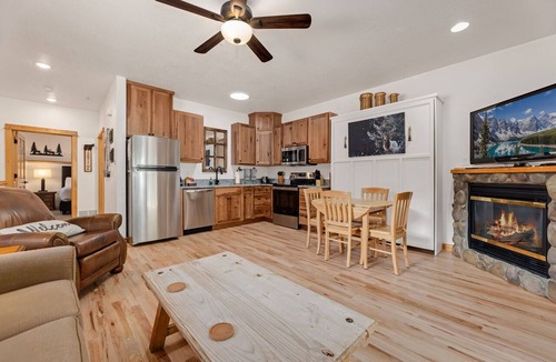 Fall River Estates Condo | Riverfront Hideaway Private Hot Tub