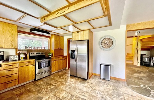 Trout Lake Cabin | Riverfront Lodge - Fire Pit - River Walk - 6 Bedrooms - Sleeps 20