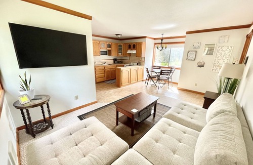 Trout Lake Cabin | Riverfront Lodge - Fire Pit - River Walk - 6 Bedrooms - Sleeps 20