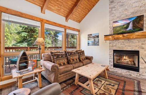Fall River Estates Condo | Riverfront Sanctuary Private Hot Tub Close to RMNP