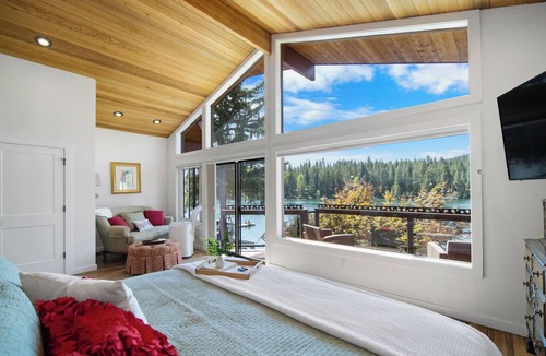 Post Falls House | Rivers Edge Retreat, Luxury Waterfront Estate, Private Dock, Fire pit, Swimming
