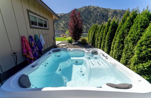 Orondo House | Riverside Pickleball Retreat with Hot Tub and Dock