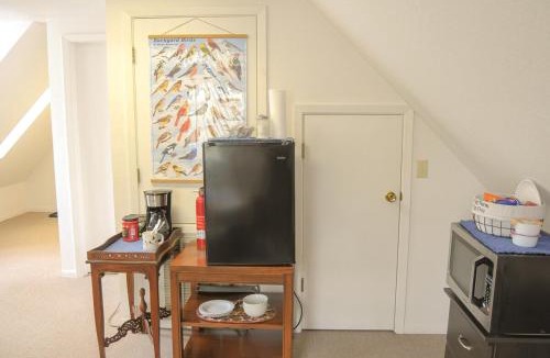 Bay City Apartment | Robin's Nest- Private Suite on Elegant Grounds