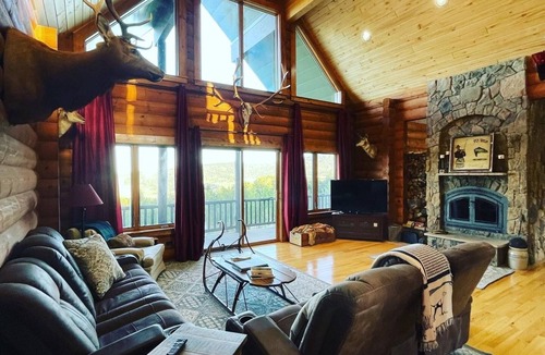 Kremmling House | Rocky Mountain Retreat w/Hot Tub in Old Park/Gore Pass
