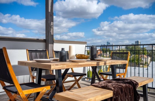 Neartown House | Rodeo House-Luxury-Modern-Pool-Rooftop Deck-Balcany-Skyline View-Sleeps 14