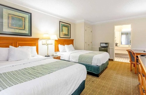 Huntsville Hotel | Rodeway Inn 2 Double Room Resort Pool, 24/7 Gym