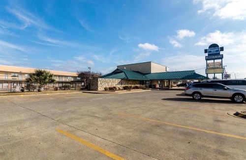 South Arlington Hotel | Rodeway Inn Arlington Entertainment District Area