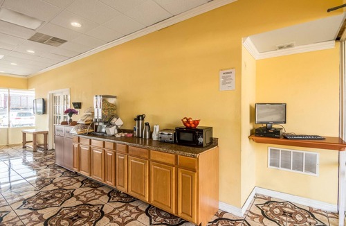 South Arlington Hotel | Rodeway Inn Arlington Entertainment District Area