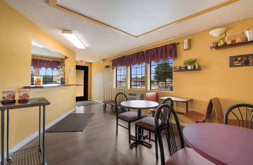 Benton Hotel | Rodeway Inn Benton