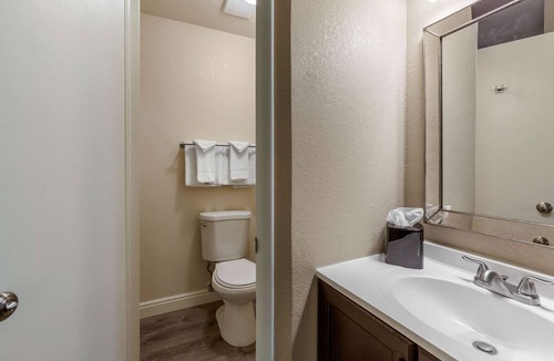 Ontario Hotel | Rodeway Inn & Suites Ontario