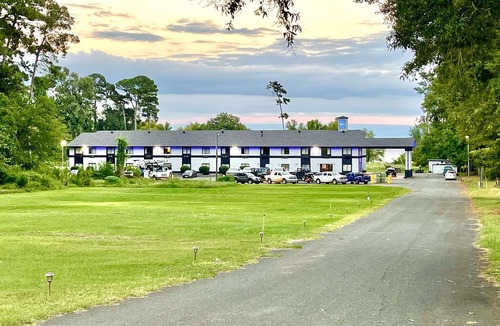 Geneva Hotel | Rodeway Inn & Suites