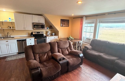 Tonasket Apartment | Rolling Hills Guest House. Charming 1-bedroom apartment, AC outside of Tonasket