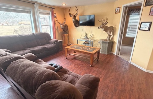 Tonasket Apartment | Rolling Hills Guest House. Charming 1-bedroom apartment, AC outside of Tonasket