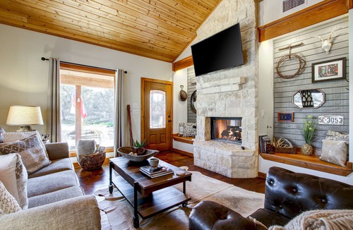 Hondo House | Romantic Hill Country Cottage Tiny Home | Luxury Retreat ~ Hot Tub ~ King Bed