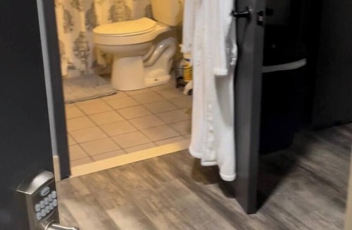 St. Joseph House | Romantic king suite located 15 minutes from U of I