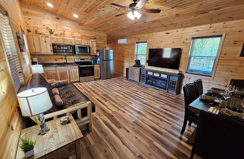 Almo Cabin | Romantic Woodland Retreat w/Hot Tub, Fire Table