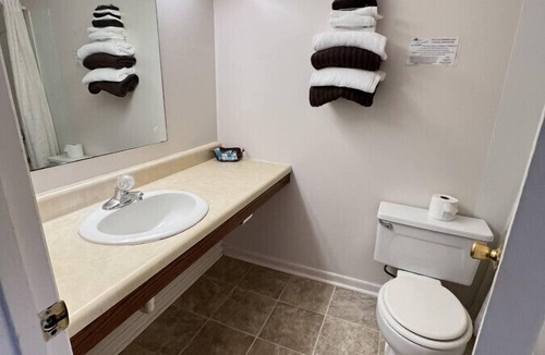 Downs Hotel | Room 104 - Double Full - Sleeps 4 - West Lake Grandvue Inn