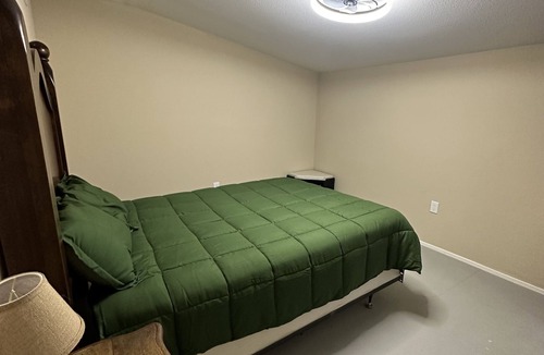 Brandon Cabin | Room #3 - sleeps 2 located just 20 mins from the heart of downtown Waxahachie