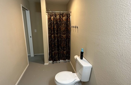 Brandon Cabin | Room #3 - sleeps 2 located just 20 mins from the heart of downtown Waxahachie