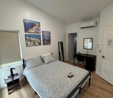 Highland Park House | Room with private bath Santoniri inspired