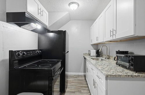 South Arlington Apartment | Roomy 1BR townhome with open living area