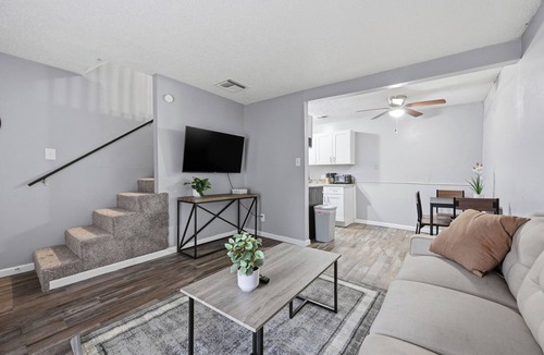South Arlington Apartment | Roomy 1BR townhome with open living area