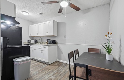 South Arlington Apartment | Roomy 1BR townhome with open living area