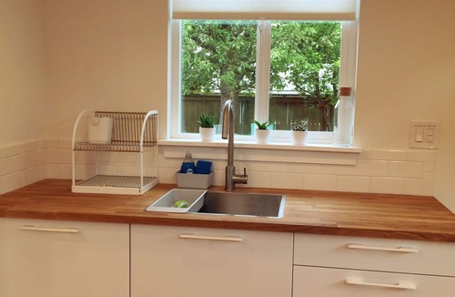Green Lake Apartment | Roosevelt Studio Guesthouse - Close to light rail and Green Lake!