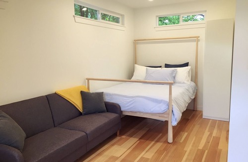 Green Lake Apartment | Roosevelt Studio Guesthouse - Close to light rail and Green Lake!