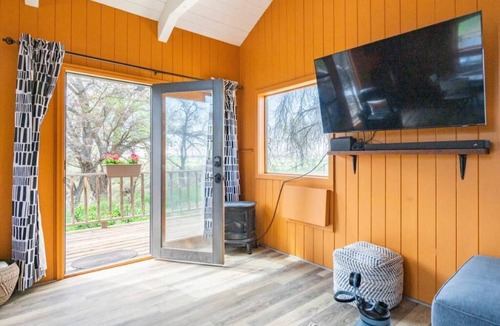 Palisade Cottage | Roost Cottage Lavender Farm Stay Wine Country