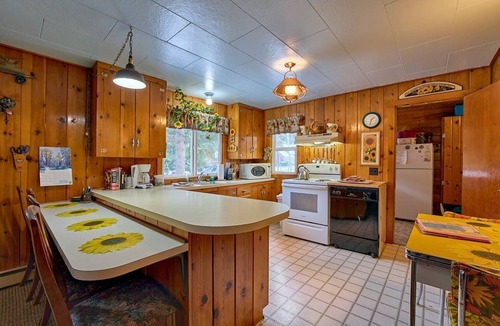 Joseph House | Rosebud Cottage – Fireplace & High-Speed Internet