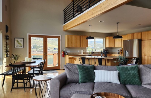 Manson House | Roses Lakeside Loft - Lakefront w/dock