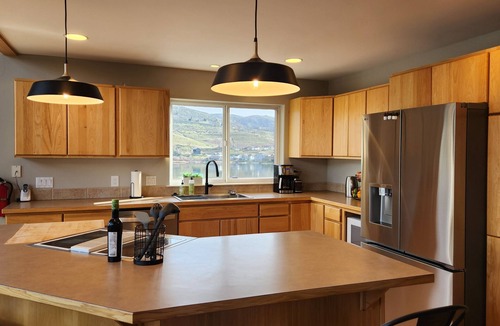 Manson House | Roses Lakeside Loft - Lakefront w/dock
