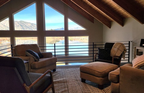 Manson House | Roses Lakeside Loft - Lakefront w/dock