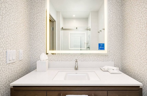 Roswell Hotel | Roswell’s Urban Ease: 3 Spacious Units. FREE Parking, Indoor Pool!