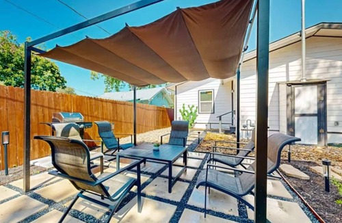 Beacon Hill House | Roundabout on Blanco Quick Access to Everything SA
