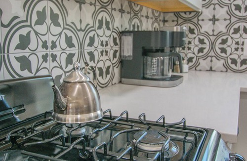 Pueblo Alto Apartment | Route 66: Retro Retreat. Studio apartment with hot tub and full kitchen.
