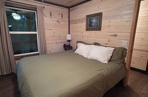 McFarlan House | Rustic 1 bedroom/1 bath home w/loft that sleeps 8. Near Shawnee National Forest