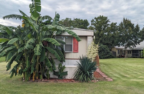 Delhi House | Rustic, 2-bedroom mobile home that's pet friendly.