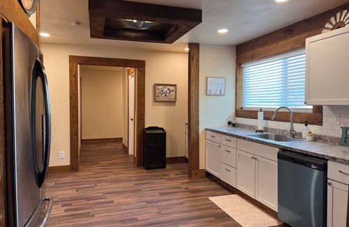 Handley House | Rustic 4 bdrm in Historic area of Fort Worth near Arlington Stadium