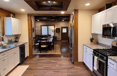 Handley House | Rustic 4 bdrm in Historic area of Fort Worth near Arlington Stadium