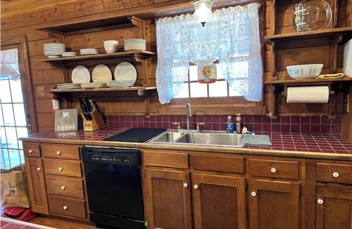 Canton House | Rustic but elegant 4-bedroom farmhouse in Canton with WiFi and AC