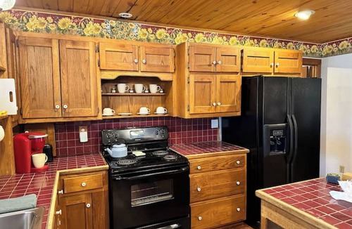 Canton House | Rustic but elegant 4-bedroom farmhouse in Canton with WiFi and AC