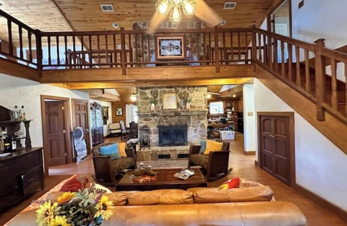 Canton House | Rustic but elegant 4-bedroom farmhouse in Canton with WiFi and AC